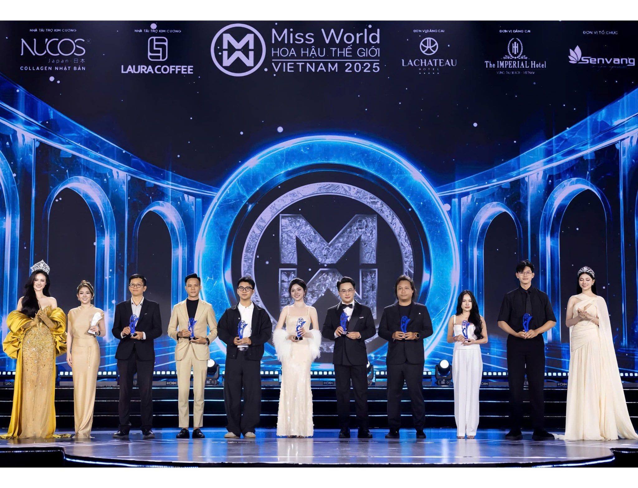 FOUNDER KAKAPO – ÔNG DƯƠNG QUANG CÓ VINH DỰ NHẬN CÚP KỶ NIỆM CHƯƠNG KHI ĐỒNG HÀNH CÙNG MISS WORLD VIỆT NAM 2026