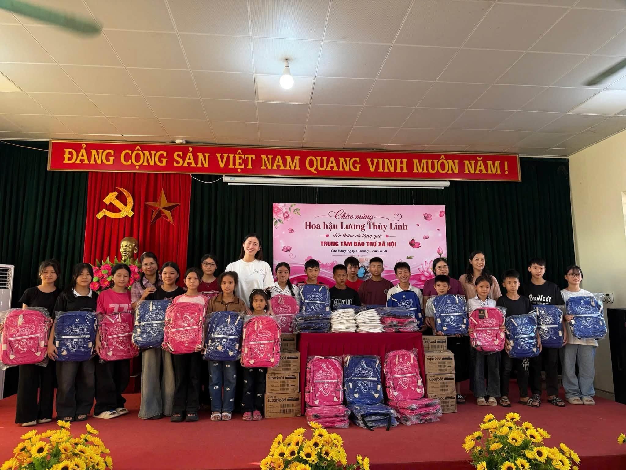 KAKAPO ĐỒNG HÀNH CÙNG HOA HẬU LƯƠNG THÙY LINH TRAO YÊU THƯƠNG ĐẾN CÁC EM NHỎ TẠI CAO BẰNG