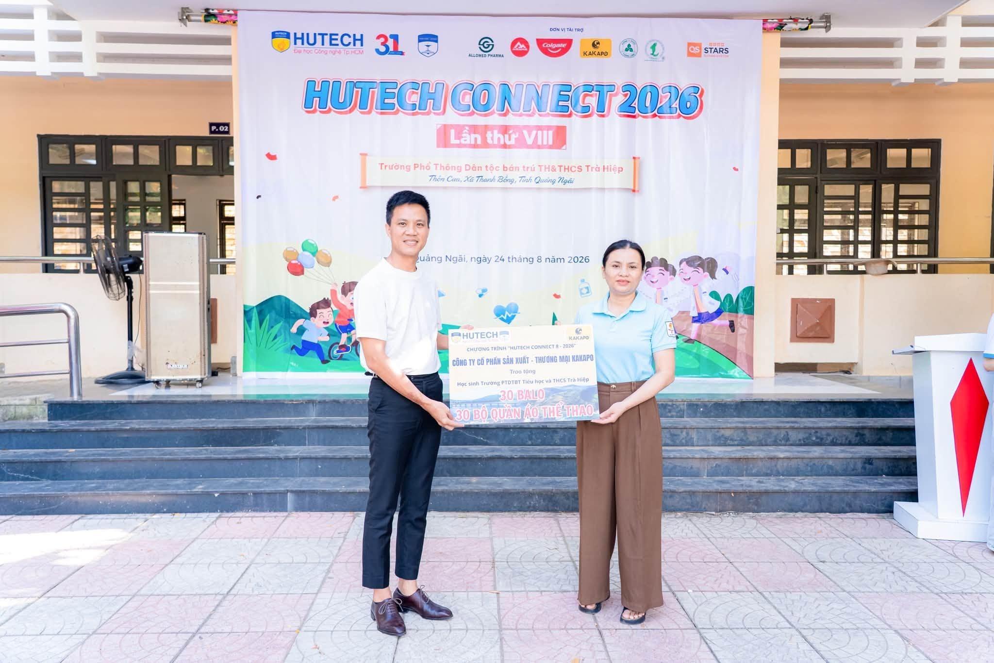 KAKAPO ĐỒNG HÀNH CÙNG KHOA DƯỢC HUTECH TRAO NHỮNG CHIẾC BALO YÊU THƯƠNG ĐẾN HỌC SINH TRƯỜNG PHỔ THÔNG DÂN TỘC BÁN TRÚ TH VÀ THCS TRÀ HIỆP, QUẢNG NGÃI