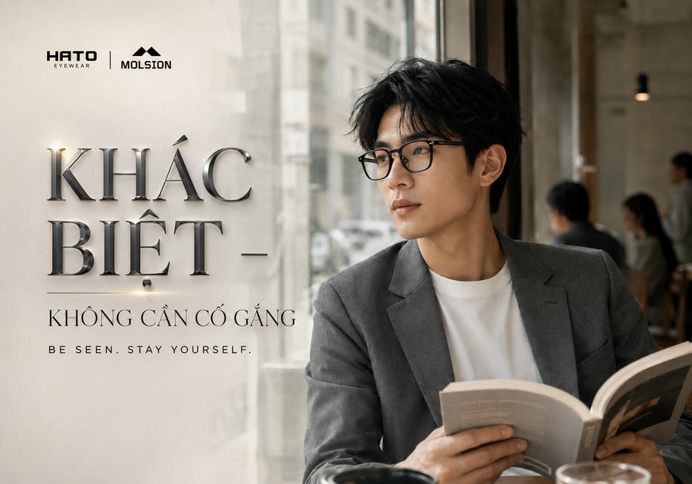 Người mẫu châu Á đeo kính Molsion trong không gian quán cà phê hiện đại với thông điệp khác biệt không cần cố gắng.