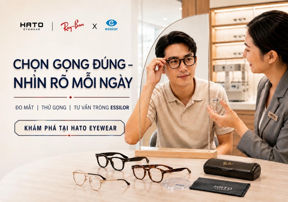 Khách hàng thử gọng kính Ray-Ban và được tư vấn tròng kính Essilor tại showroom Hato Eyewear.