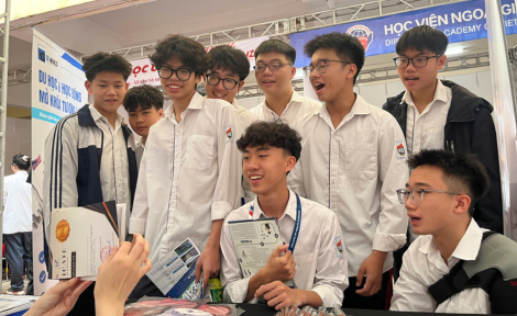 SIMPACE GO WORLD CÙNG HỌC SINH THPT VIỆT ĐỨC TẠI NGÀY HỘI TƯ VẤN - ĐỊNH HƯỚNG NGHỀ NGHIỆP