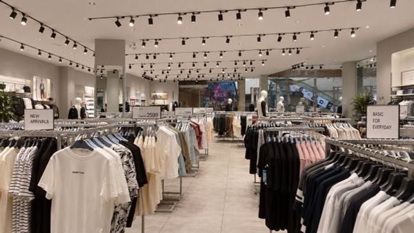 Outlet là gì? Cách hiểu đúng về hàng outlet trong thời trang
