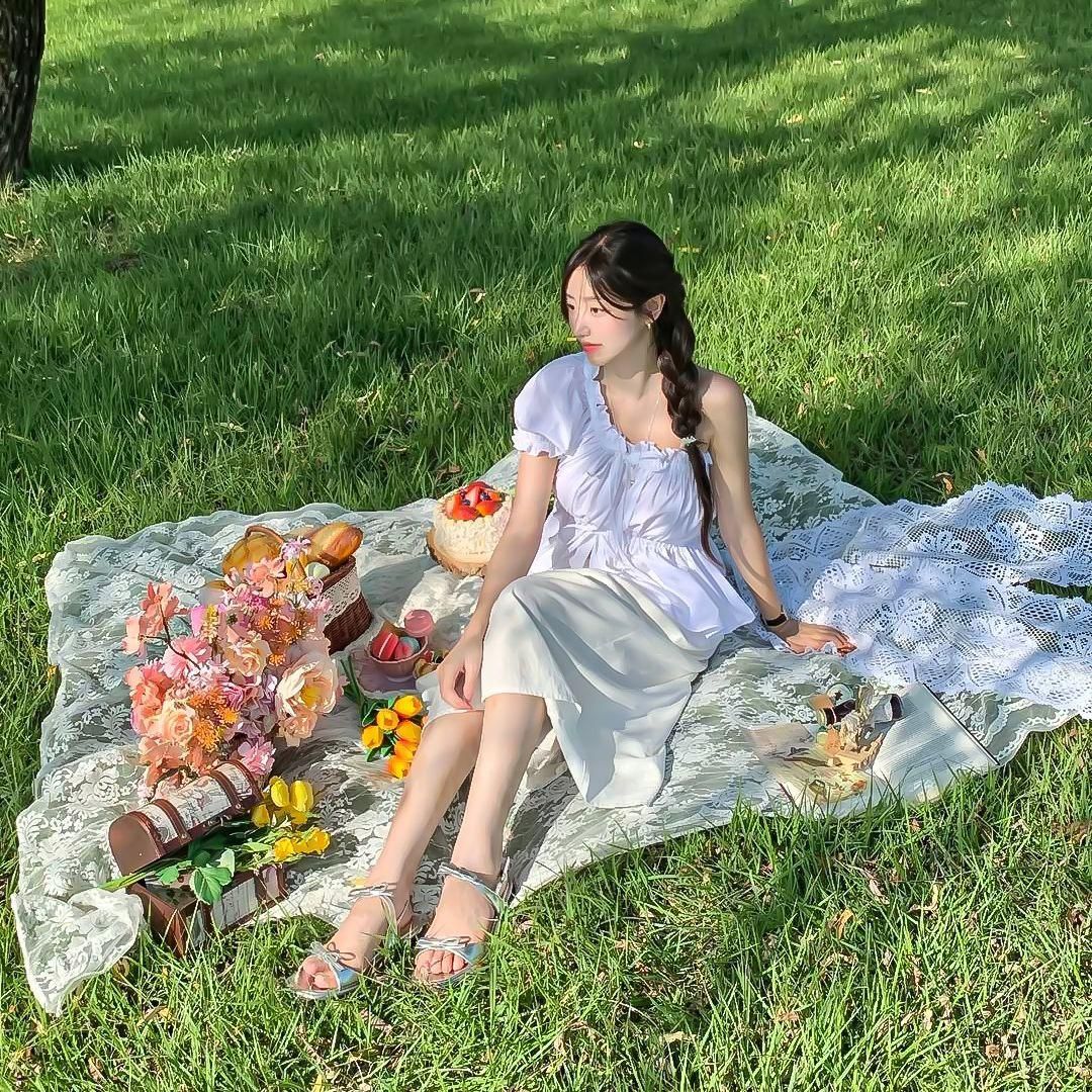 10 Outfit đi dã ngoại nữ mùa hè vừa mát vừa ăn ảnh