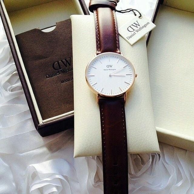 Cách phân biệt đồng hồ DW Daniel Wellington thật giả: Check Code, seri và dấu hiệu nhận biết