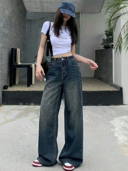Quần ống rộng mặc với áo gì? Cách chọn áo để outfit gọn, tôn dáng và không bị nuốt người