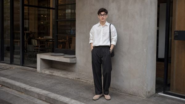 15+ Công thức phối đồ áo sơ mi trắng nam lịch lãm, trẻ và dễ mặc