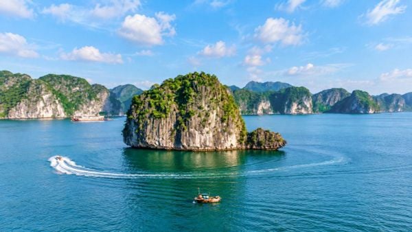 Đi vịnh Lan Hạ mặc gì? 15 outfit đẹp cho du thuyền, kayak và biển