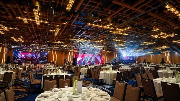 Year End Party mặc gì? 15 outfit đẹp cho nữ và nam đi tiệc tất niên