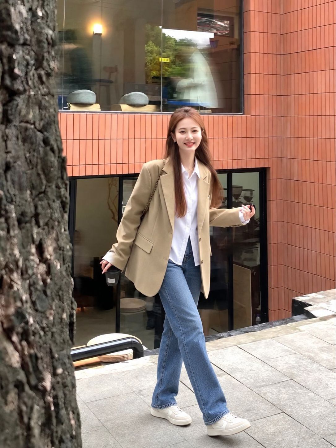 Áo vest nữ phối áo sơ mi và quần jeans thanh lịch