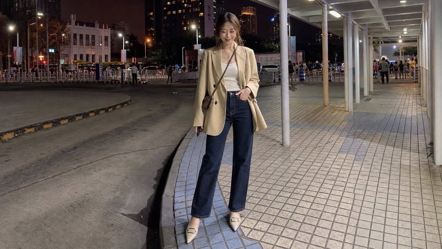 Blazer mềm, áo tank top và quần jeans tối màu cho ngày smart casual