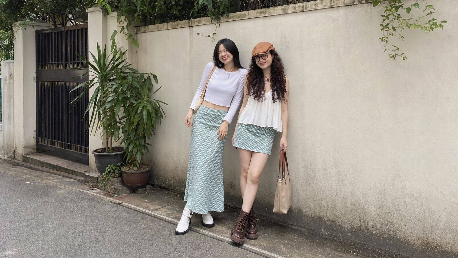 Hai bạn thân dựa tường cạnh nhau cho mood đường phố gọn và cool