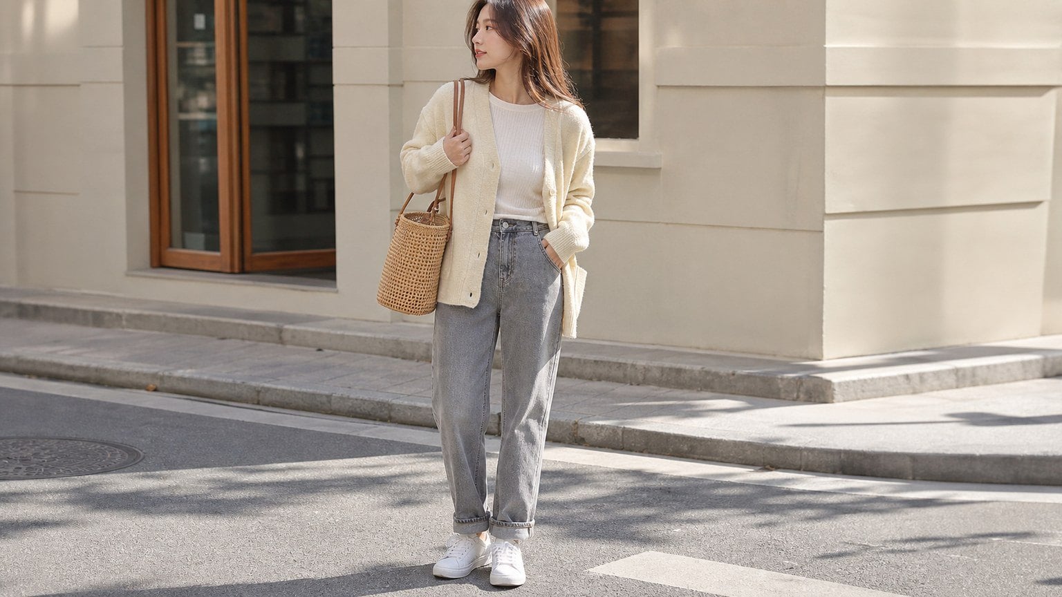 Layer mỏng và chất liệu có độ đầy nhẹ giúp người gầy trông cân đối hơn