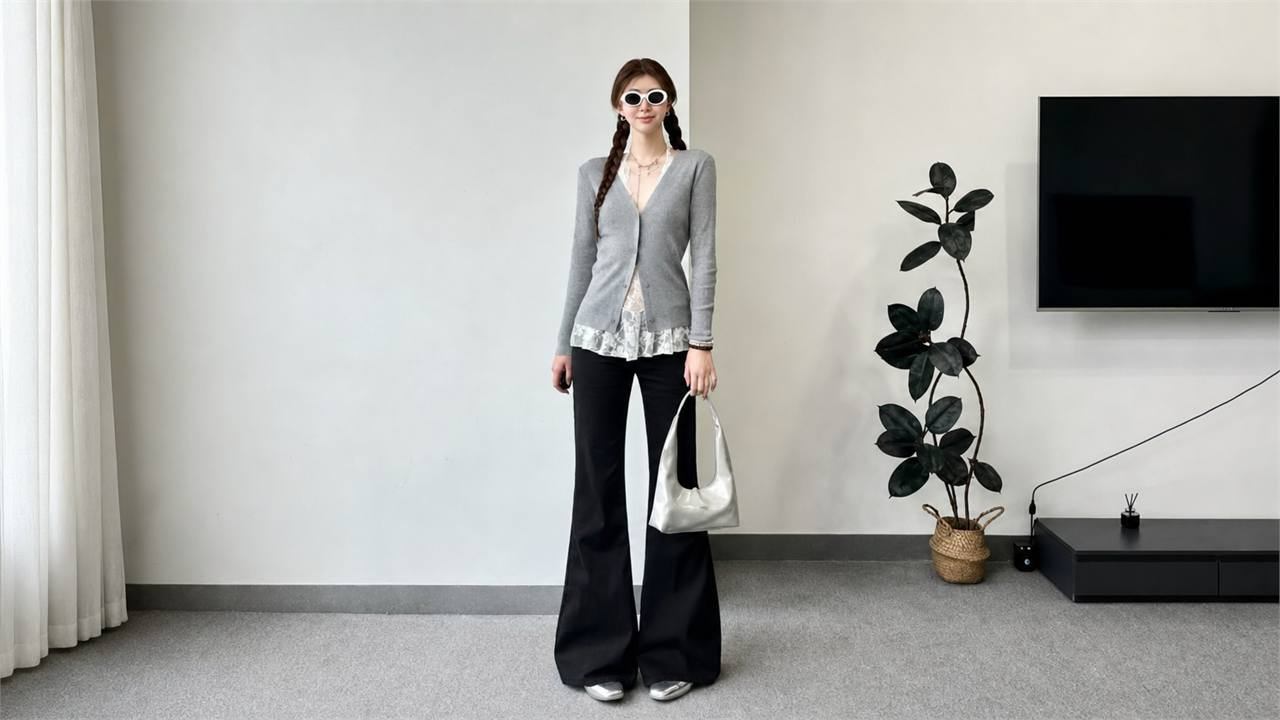 Quần ống loe đen phối áo sáng màu để tổng thể thanh lịch và nổi bật