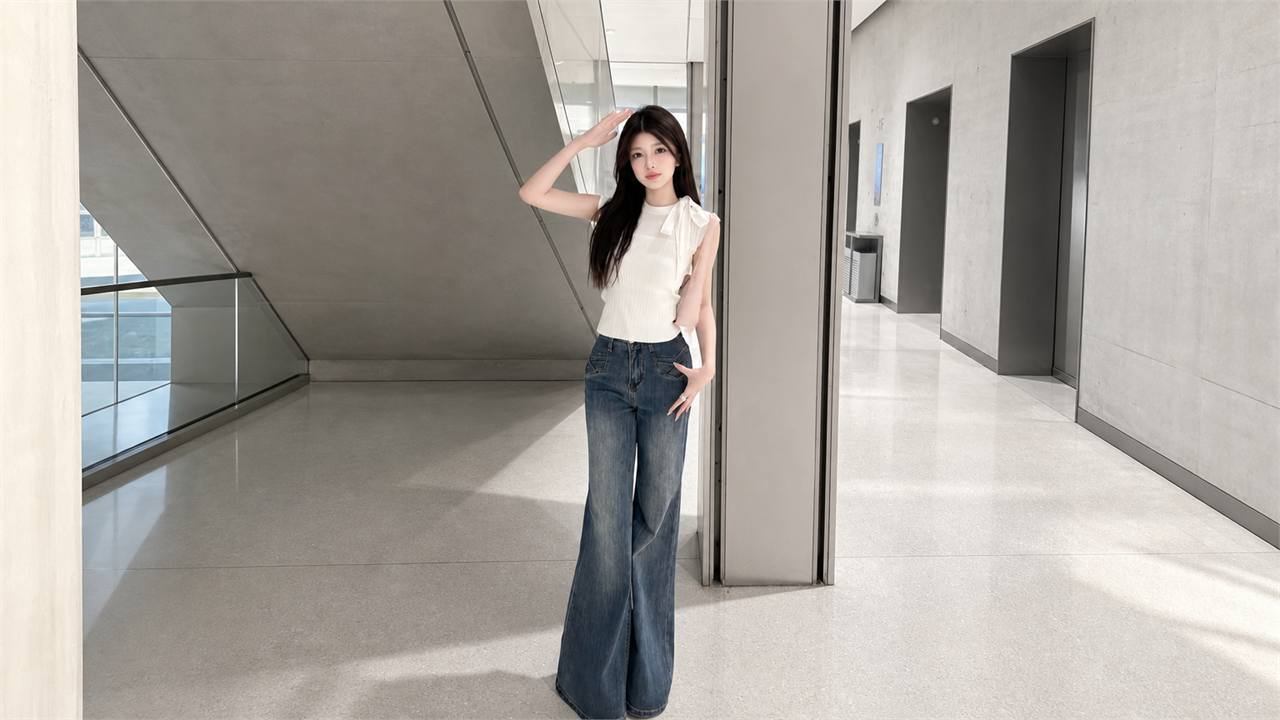 Quần ống loe cạp cao giúp cân đối tỷ lệ cơ thể và kéo chân