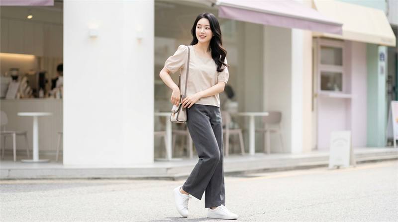 Outfit quần tây ống rộng và blouse cổ vuông/V thanh lịch, nữ tính cho công sở và các buổi hẹn chỉn chu.