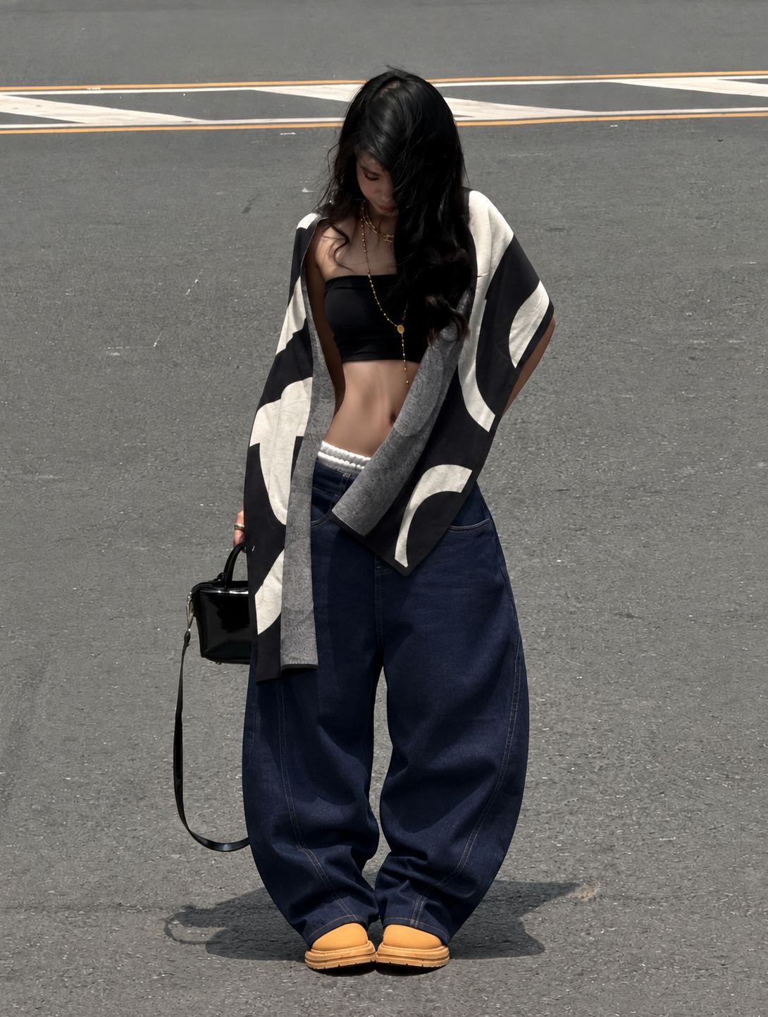 Quần baggy denim xanh rộng ở đùi và gọn dần về gấu để nhận biết khác quần ống rộng