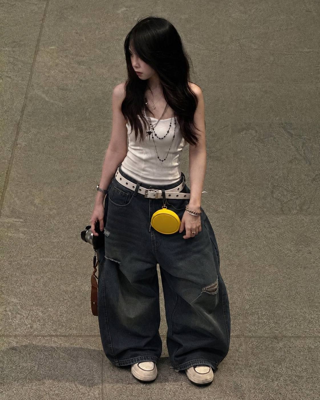 Quần baggy vải tối màu với gấu may phẳng thay vì bo chun thường thấy ở jogger