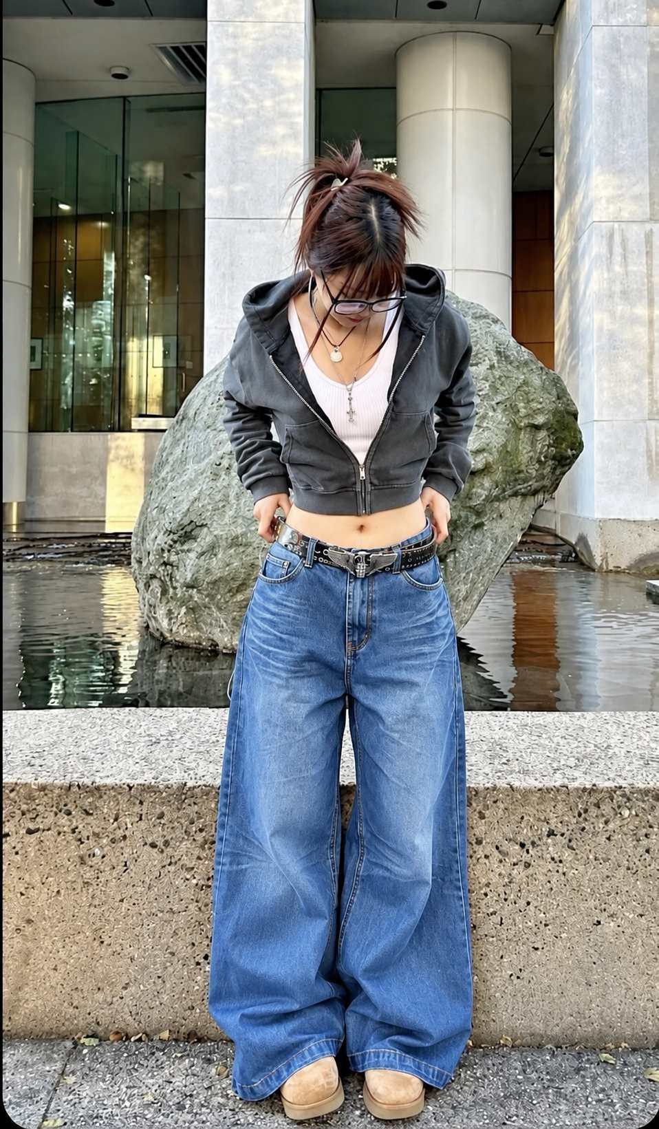 Quần baggy jeans xanh với đường may denim và dáng rộng tự nhiên trong bản phối nữ