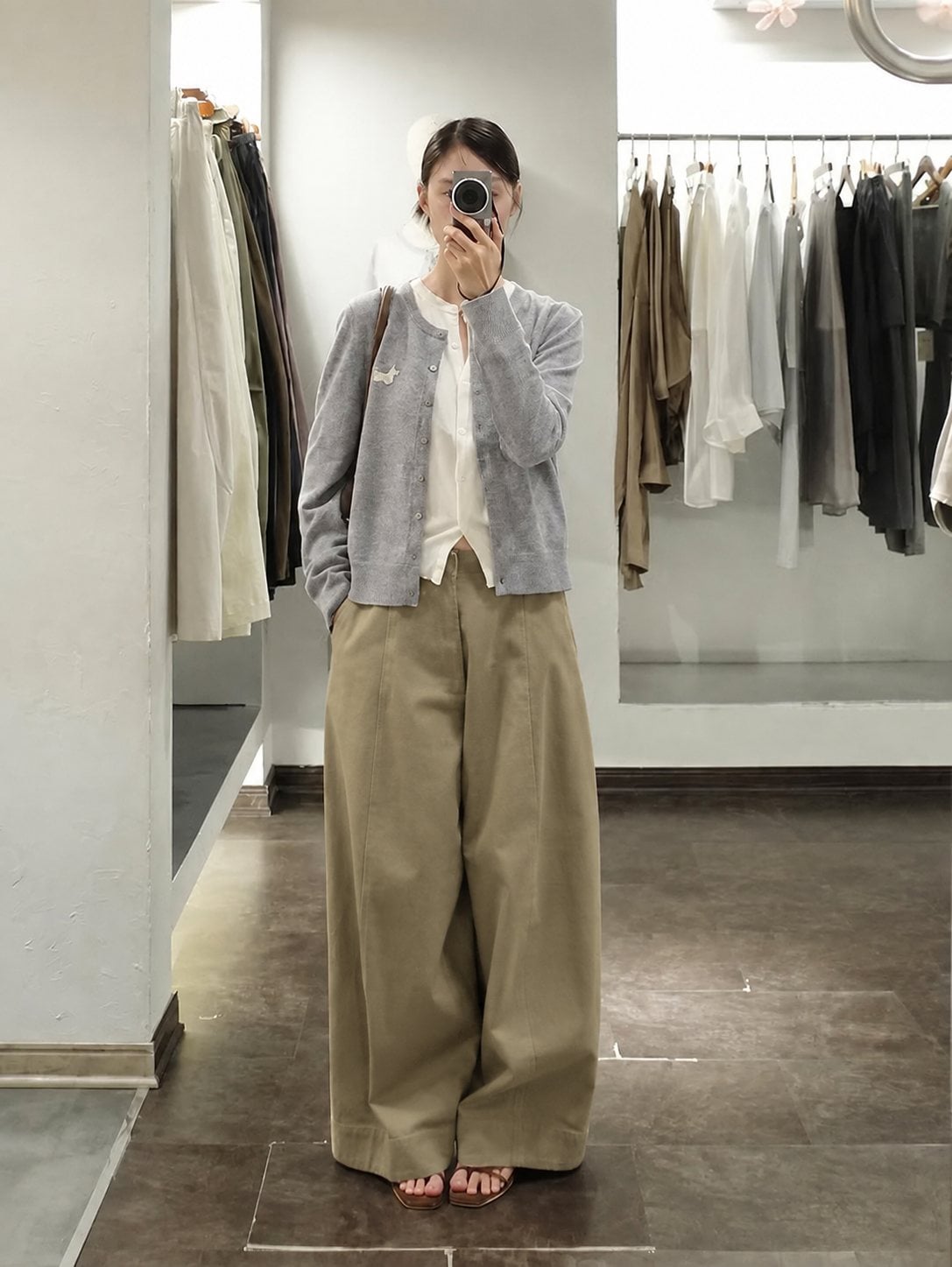 Quần baggy kaki màu be phối áo sáng và cardigan, phom rộng nhưng gấu gọn