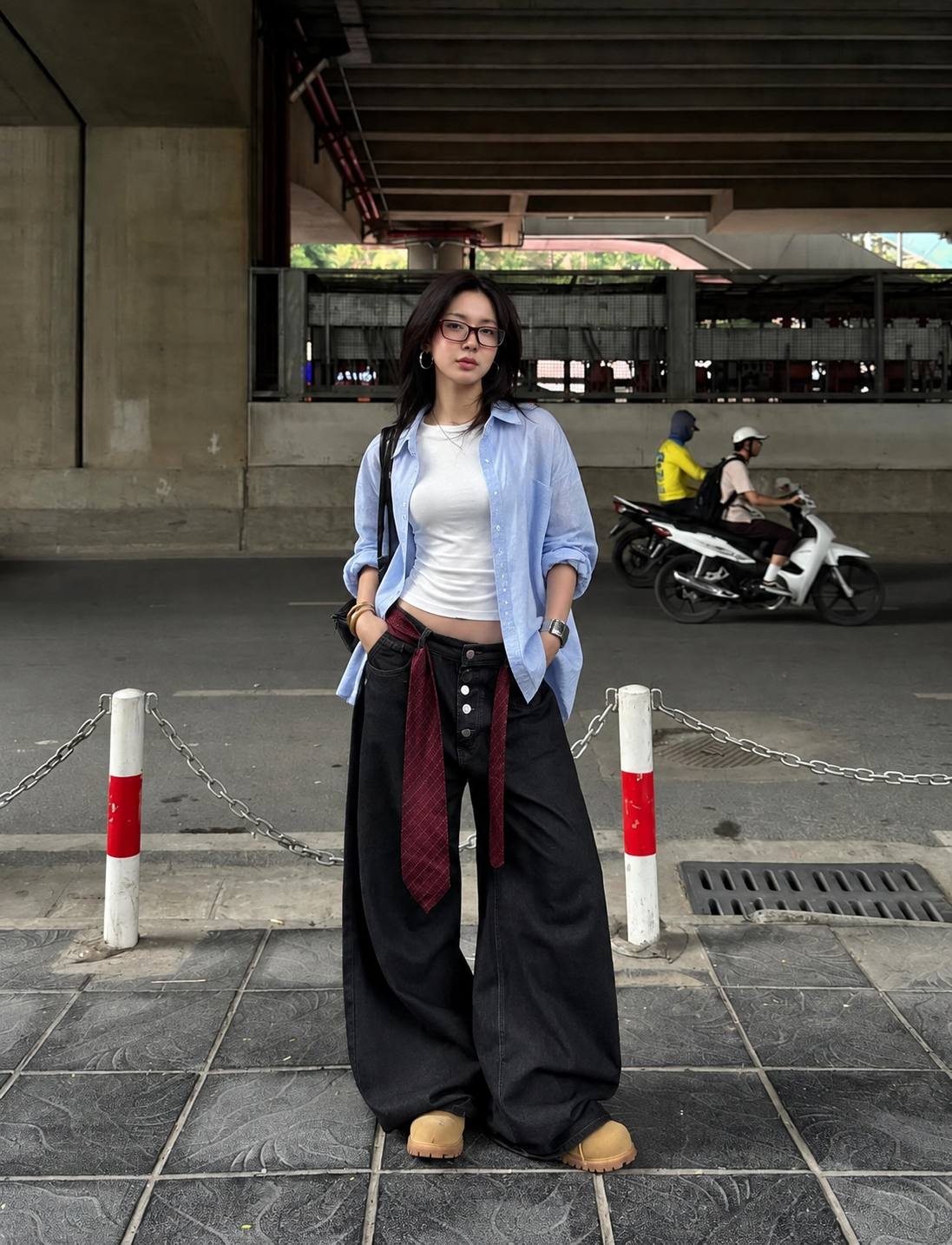 Áo sơ mi xanh nhạt khoác mở trên áo trắng phối cùng quần baggy