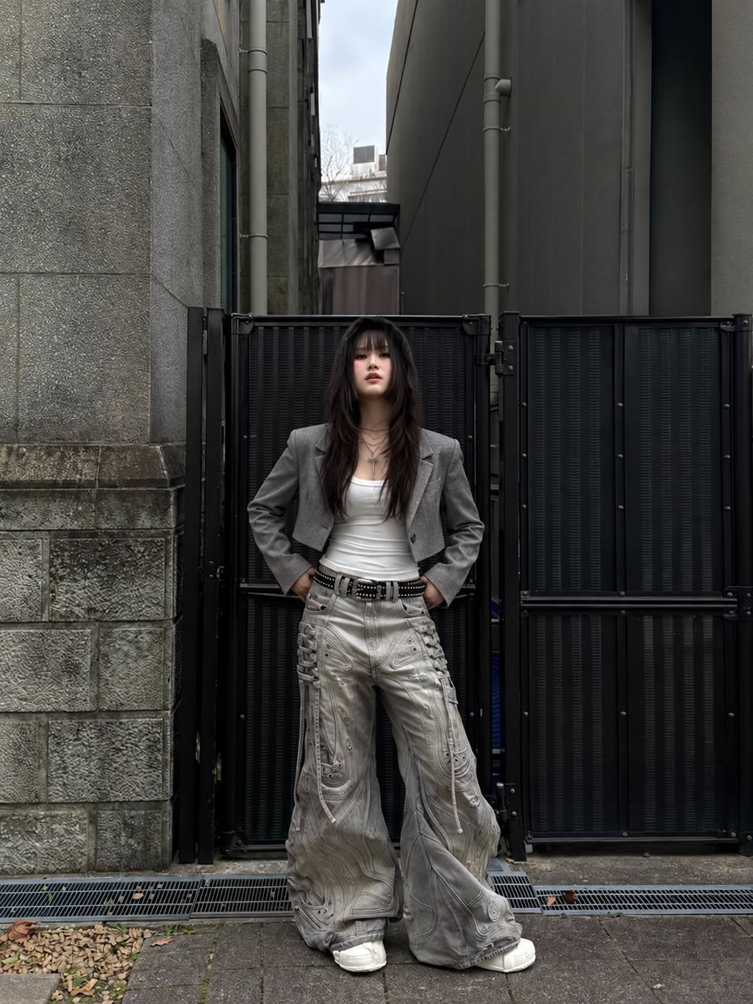 Blazer xám dáng ngắn phối quần baggy xám tạo tỷ lệ trang phục gọn