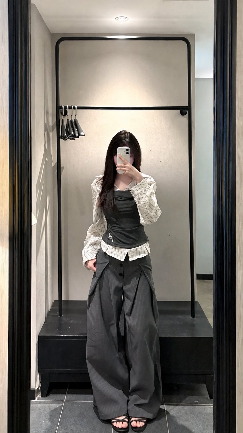 Sandal quai đen phối quần baggy tạo bản phối nhẹ và thoáng