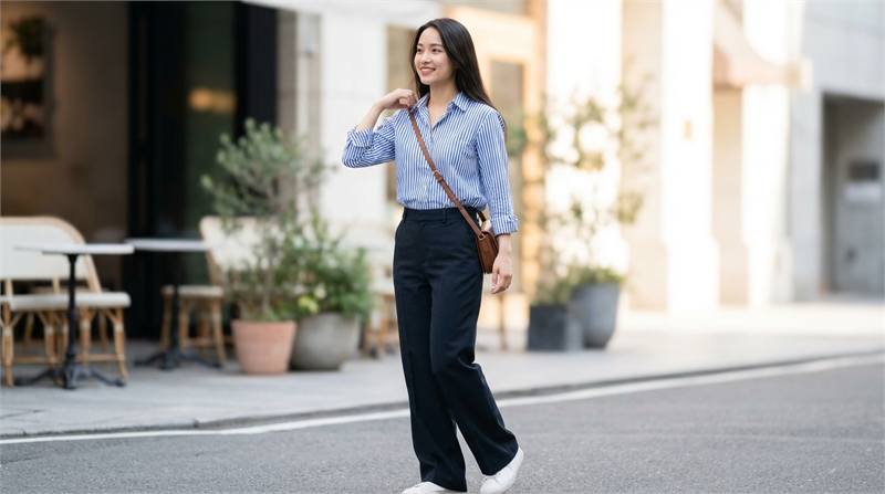 Áo sơ mi kẻ sọc mảnh tinh tế, phong cách quiet luxury, giúp dáng thon gọn và cao hơn, phù hợp mọi hoàn cảnh.