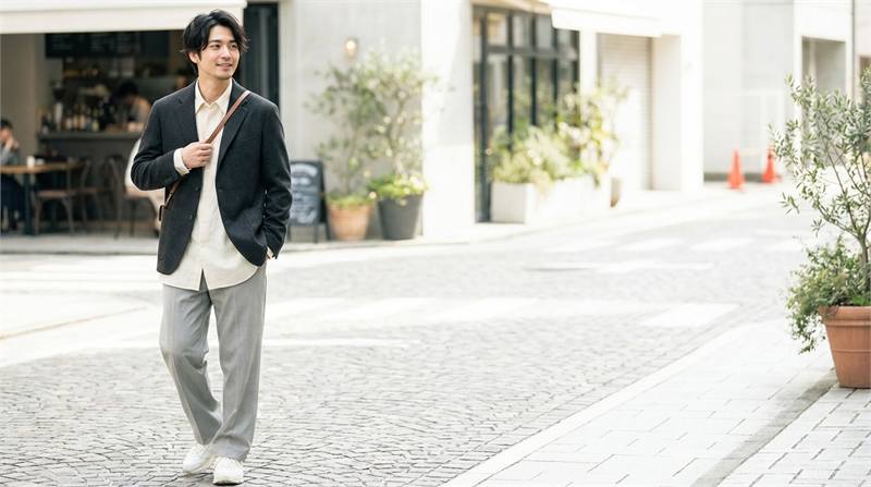 Outfit thời trang cân bằng: Tránh lệch tông màu và chất liệu vải, tạo sự hài hòa trong phong cách.