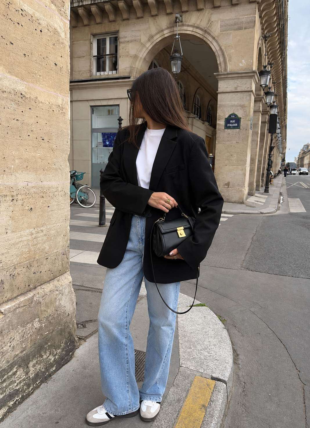 Áo vest nữ phối áo thun trơn và quần jeans trẻ trung