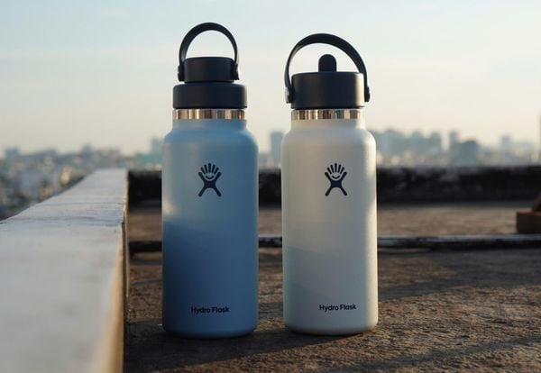 Hydro Flask nổi bật với bình nước lạnh và bảng màu lifestyle