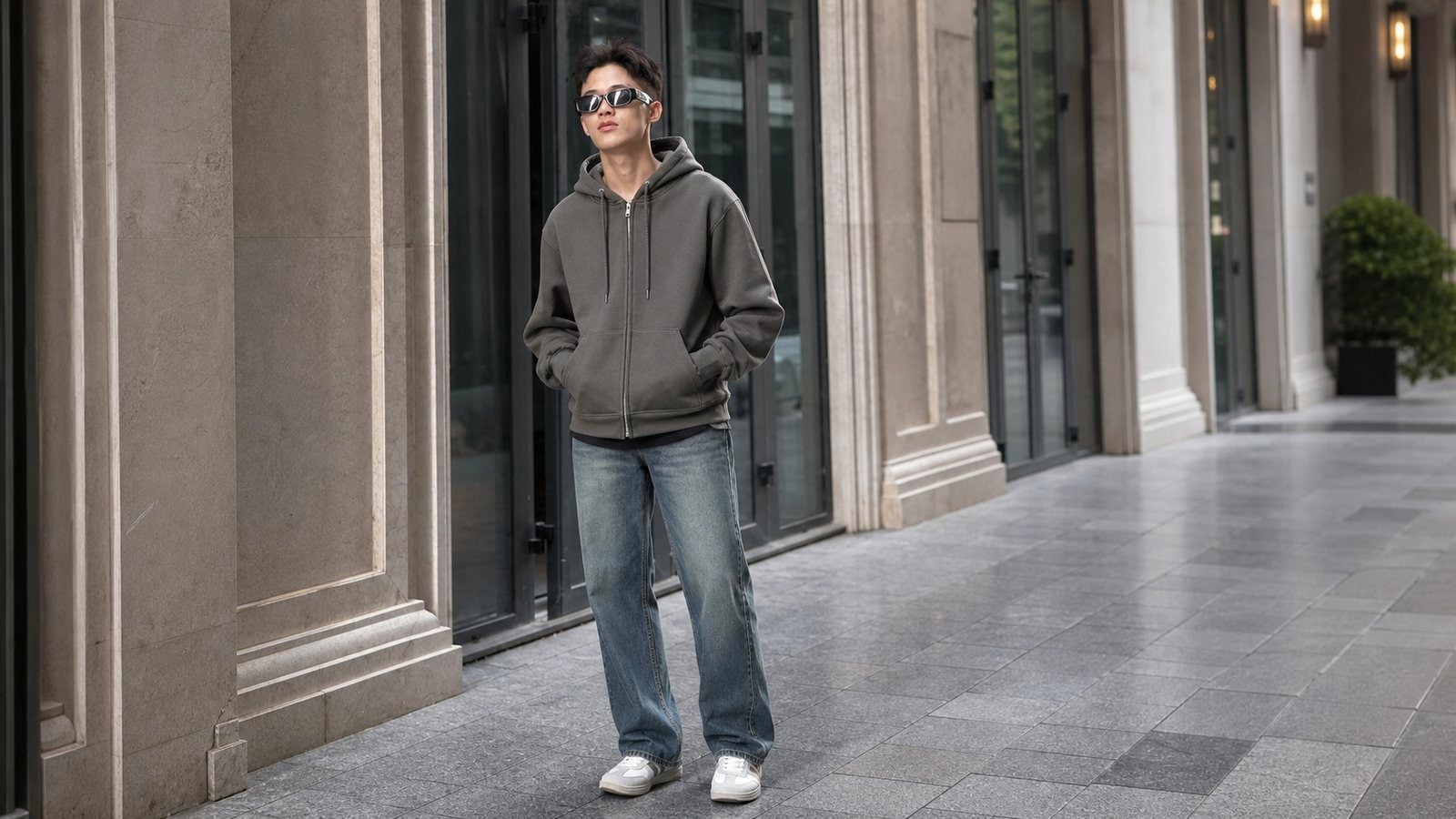 Hoodie tối giản phối quần jeans và sneaker