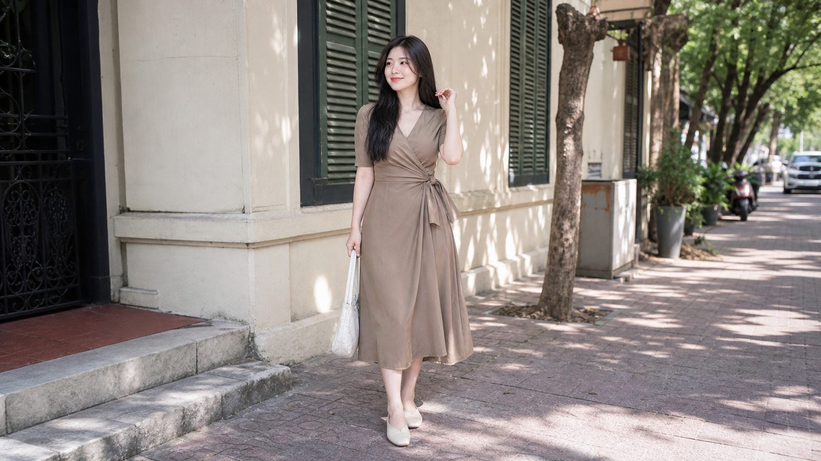 Wrap dress trơn màu giúp tạo điểm nhấn eo mềm mại