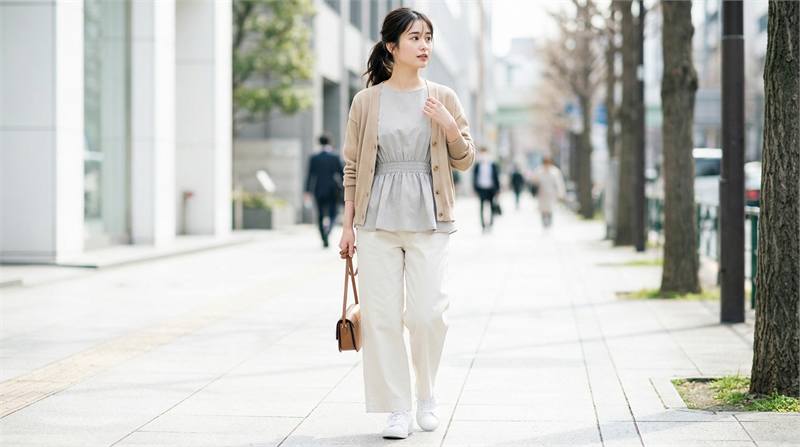 Mẫu phối đồ hack eo thon: áo croptop kín đáo, áo chiết eo, peplum nhẹ kết hợp quần cạp cao giúp tôn dáng, tạo đường cong rõ nét.