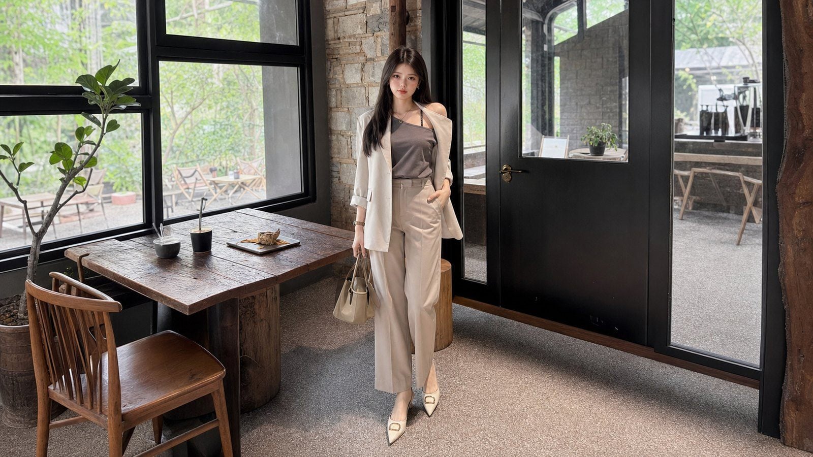 Áo trễ vai phối quần tây suông hoặc blazer khi đi làm môi trường thoải mái