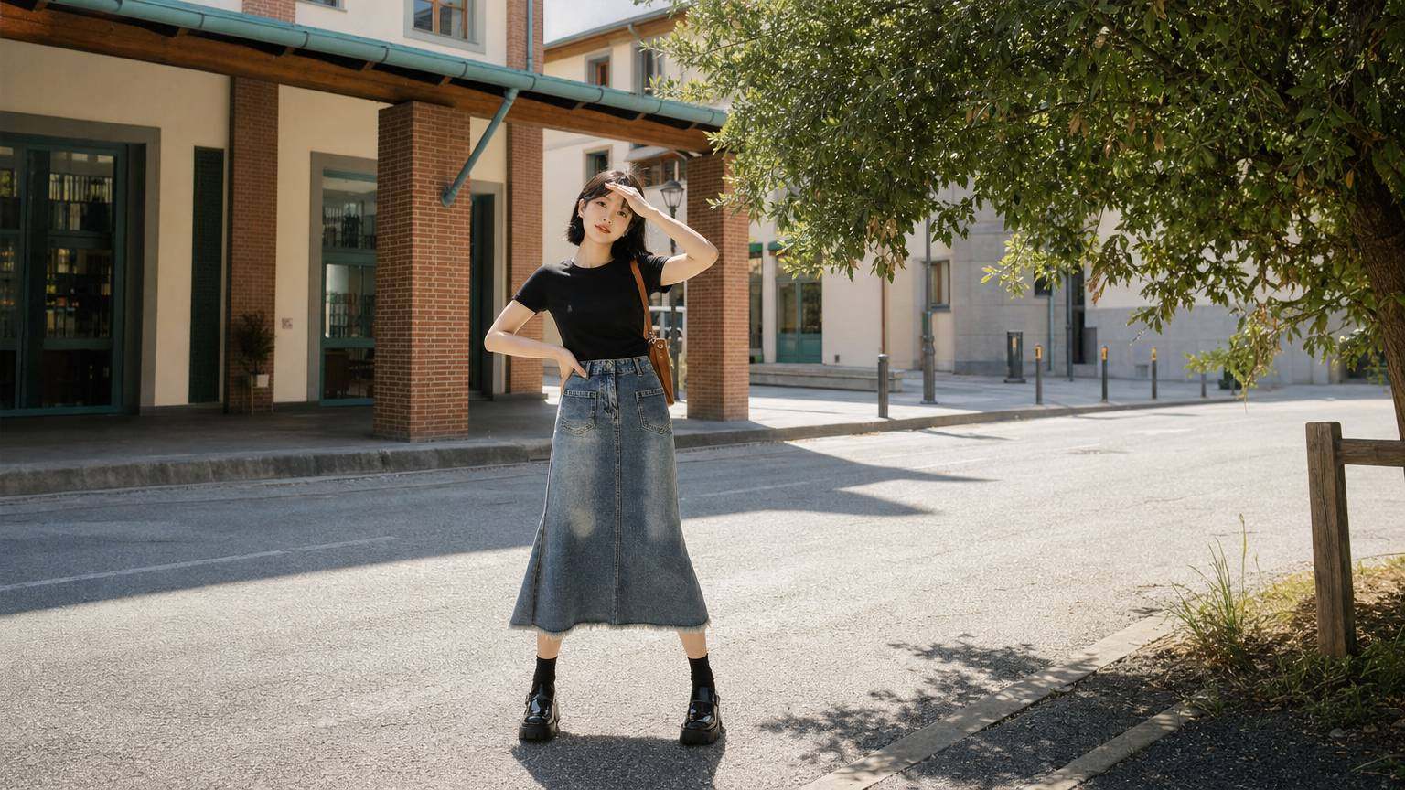 Áo thun đen phối chân váy denim sáng cho cuối tuần