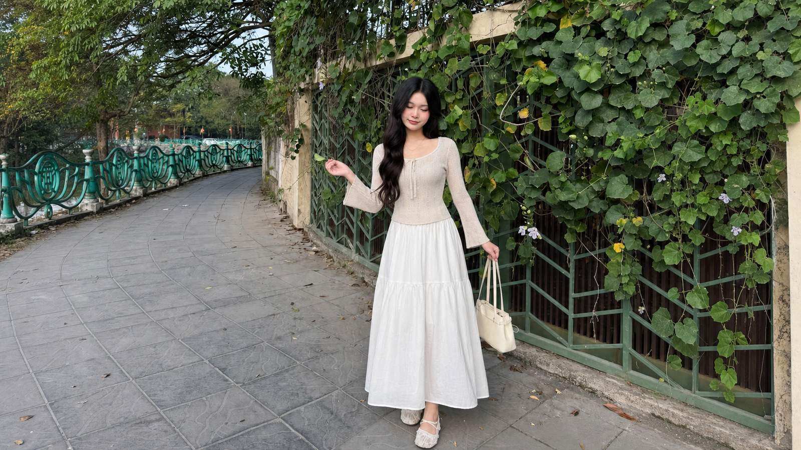 Chân váy trắng dài phối với áo len mỏng hoặc knit top