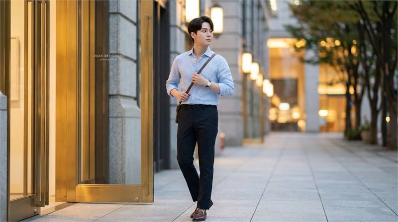 Trang phục tối giản chất liệu tốt, phom dáng chuẩn. Áo sơ mi Oxford, polo, thun các màu cơ bản trắng đen xám navy.
