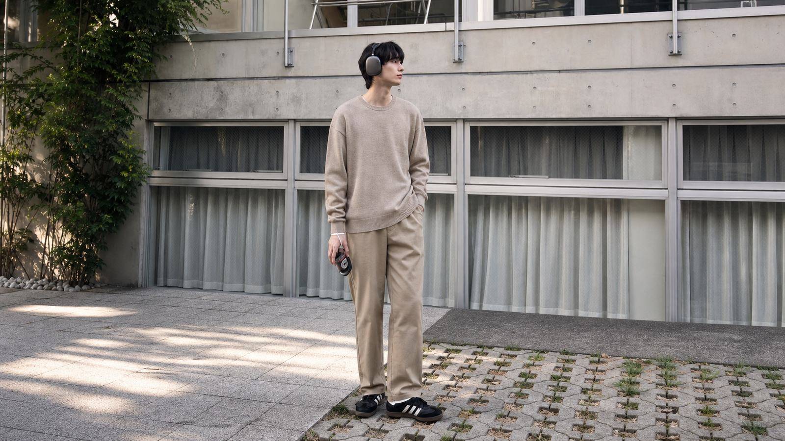 Sweater mỏng phối quần kaki hoặc chinos