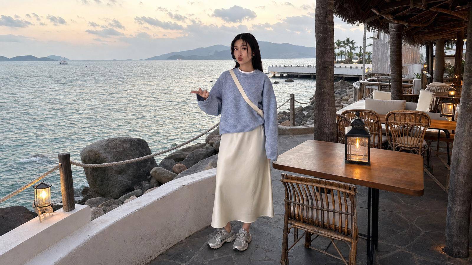 Knit top mỏng phối chân váy satin cho khung chiều tối ở Nha Trang