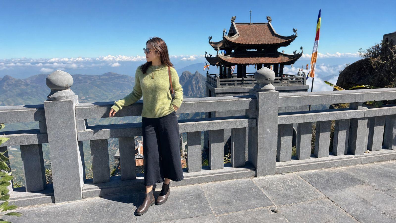 Áo sơ mi flannel khoác ngoài tank top và quần jeans cho outfit casual hơn