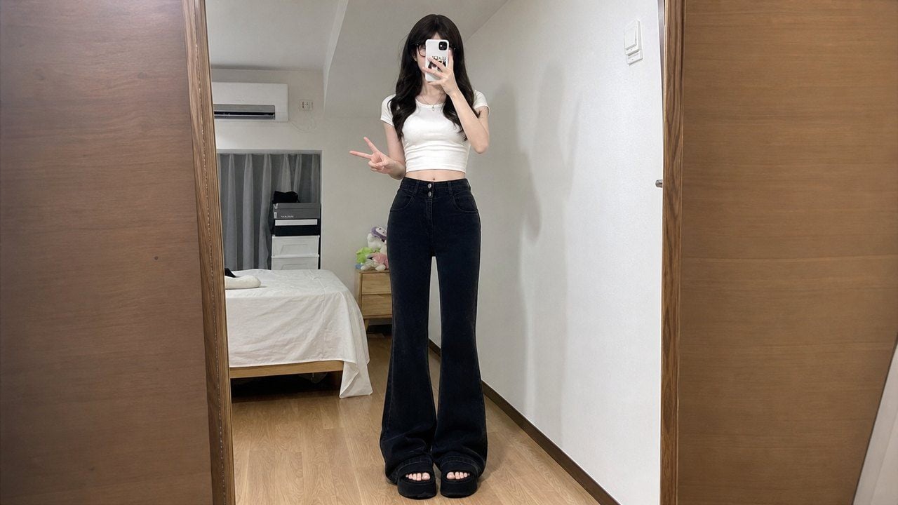 Quần ống loe nữ phối croptop vừa phải để cân đối tỷ lệ cơ thể