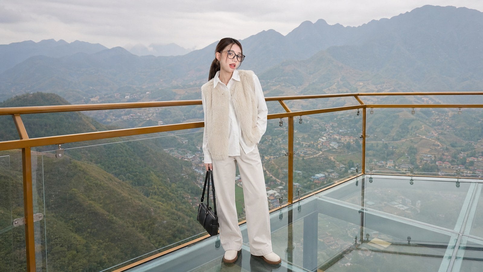 Bomber jacket phối váy ngắn và tất cao cho outfit cá tính hơn