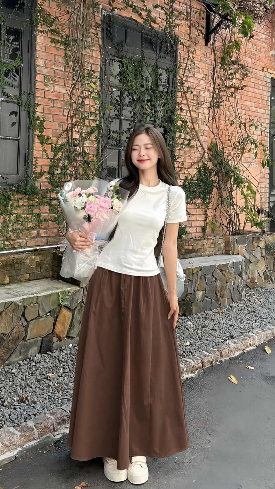 Áo thun trắng phối chân váy nâu chocolate tạo khoảng sáng tối rõ