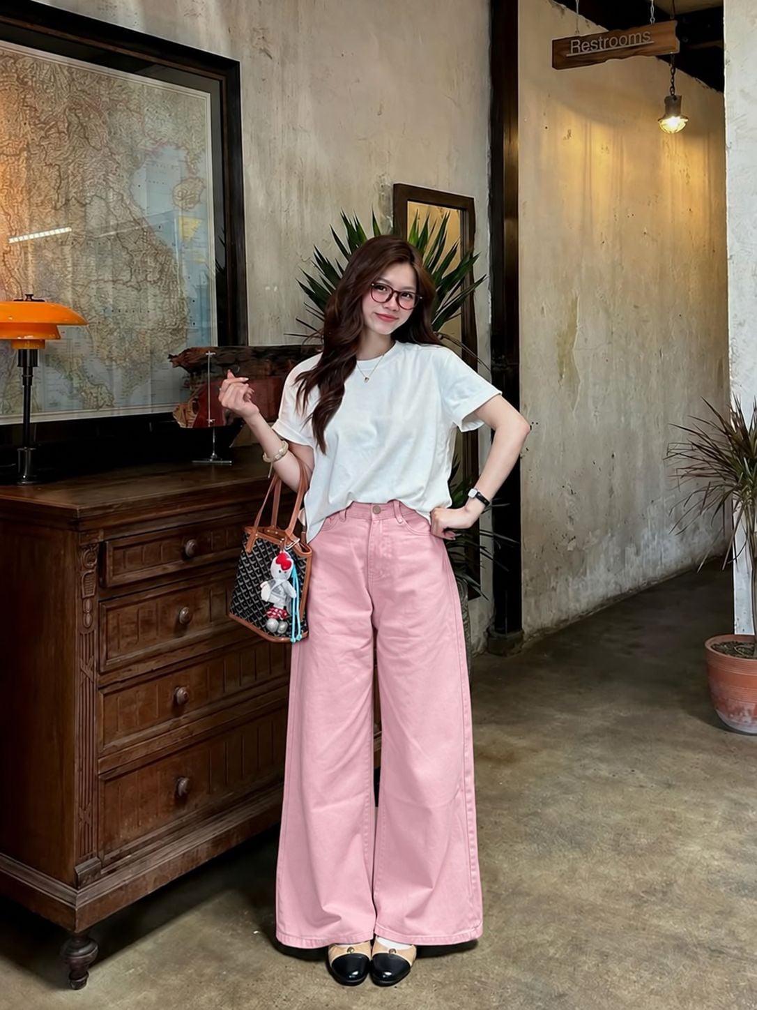 Áo thun trắng phối quần hồng pastel ống rộng và giày búp bê gọn