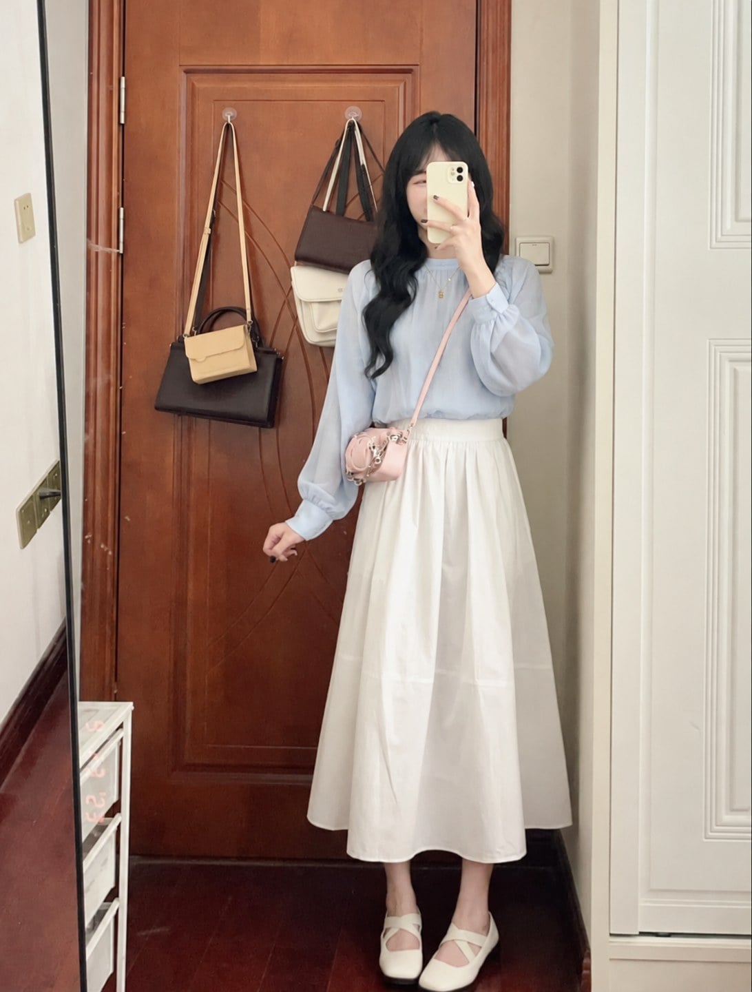 Blouse xanh nhạt và chân váy midi ngà cho buổi hẹn cà phê