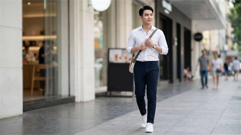 Phong cách sơ mi slim fit ôm gọn, tôn dáng, kết hợp quần âu hoặc jeans tối màu, tạo vẻ ngoài lịch lãm và hiện đại cho quý ông.