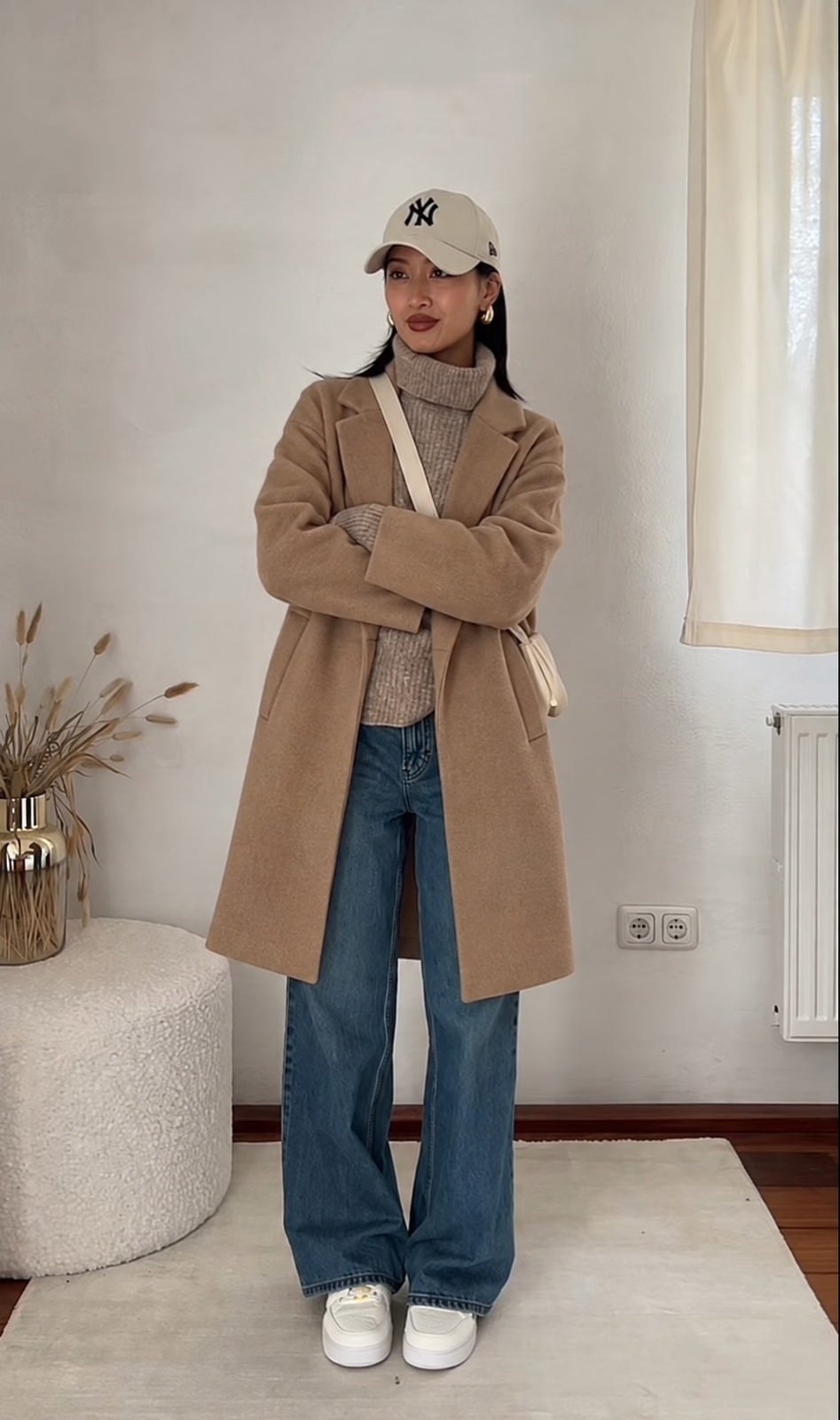 Áo len mỏng phối jeans ống đứng và áo khoác dạ màu camel cho mùa đông