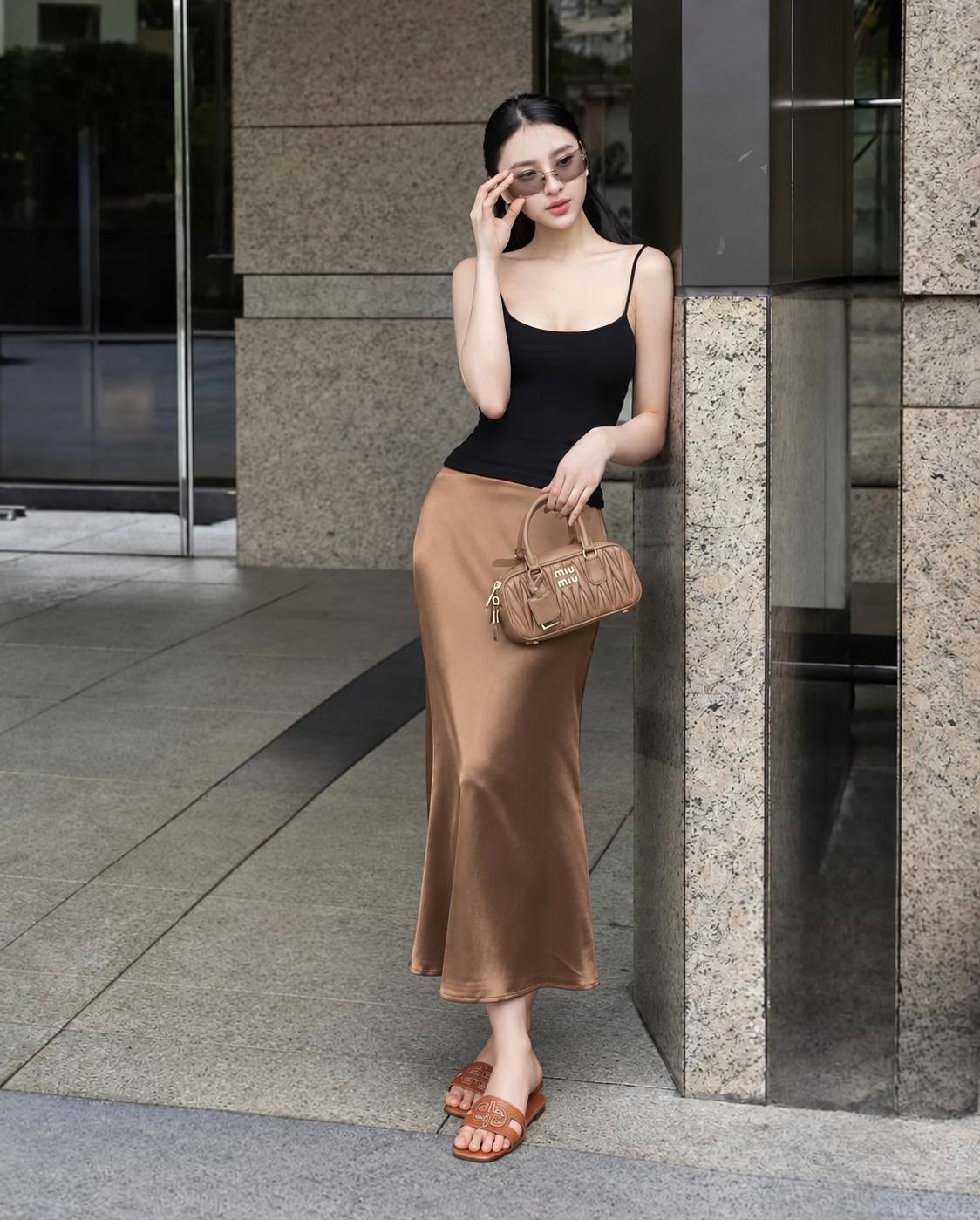 Chân váy lụa midi màu nâu phối sandal quai mảnh, để lộ mắt cá chân