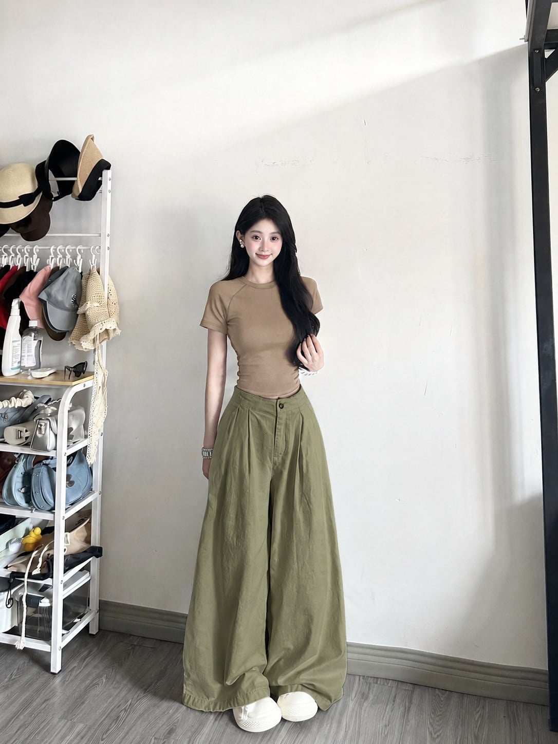 Áo nâu sữa phối quần olive ấm, nối bảng màu đất với giày màu kem.